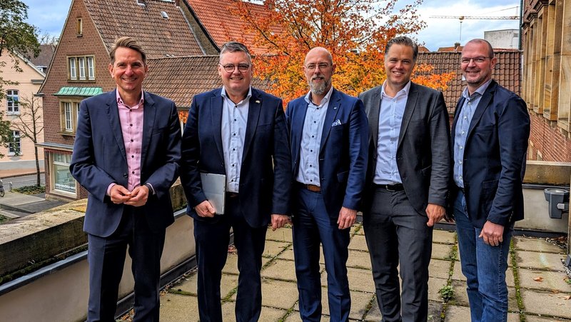 Tauschten sich zu den Ergebnissen der IHK-Standortumfrage für die Stadt Nordhorn aus (von links): IHK-Hauptgeschäftsführer Marco Graf, Nordhorns Bürgermeister Thomas Berling, Frank Hesse (IHK-Geschäftsbereichsleiter Wirtschaftspolitik), Stadtbaurat Thimo Weitemeier sowie Karsten Müller (Wirtschaftsförderung der Stadt Nordhorn). Foto: Stadt Nordhorn