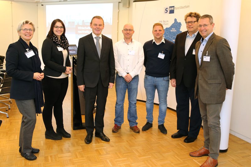 Lieferten gute Beispiel für eine nachhaltige Nutzung von Wirtschaftsflächen (von links): Christina Kleinheins, Anja Radermacher, Dr. Fritz Jaeckel, Dietmar Dirks, David Tenorstendarp, Prof. Dr. Frank Roost und Andreas Mayr. Foto: IHK Nord Westfalen
