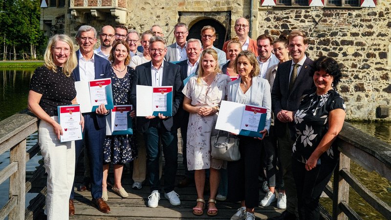 16 Unternehmen unterzeichneten im August 2025 die Charta „Ehrenamtsfreundlicher Arbeitgeber“ auf der Burg Vischering. Foto: Kreis Coesfeld, Lukas Bertels