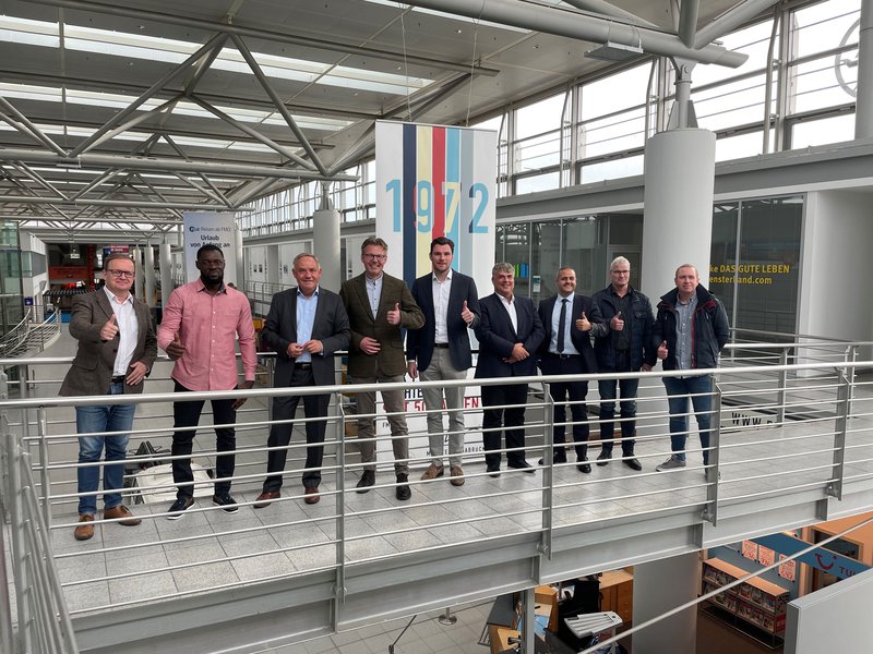 Die Partner beim gemeinsamen Treffen am FMO (von links): Claudio Schrock-Opitz, Kaufmännischer Leiter Ostfriesischer Flugdienst; Bright Appiah Adu-Gyamfi, Universität Tromso; Professor Dr. Rainer Schwarz, FMO-Geschäftsführer; Professor Dr. Steffen Schrader, Hochschule Osnabrück; Nils Janßen, Geschäftsführer ACC Columbia Jet Service; Andreas Ossenkopf und Steven Yakub, Geschäftsführer Aircraft Painter APS Marseille; Michael Danne und Michael Pohl, Geschäftsführer PAD-Aviation.