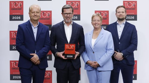 Bei der Preisverleihung (von links): Dipl. Ing. Michael Veith (Geschäftsleitung), Dr. Karl-Theodor zu Guttenberg (Mentor Top Consultant), Anja Veith (Head of Finance & HR) und B.Sc. David Veith (Engineering Consultant). Foto: KD Busch / compamedia