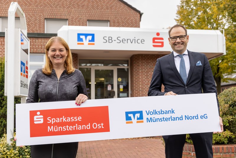Sparkassen-Geschäftsbereichsleiterin Simone Goertz und Daniel Averesch, Regionalleiter Privatkunden von der Volksbank, freuen sich über die Zusammenarbeit in Sprakel. 