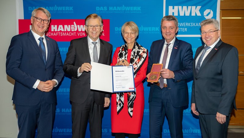 Ehrenplakette für Verdienste um das Handwerk: NRW-Bildungsministerin Dorothee Feller erhält höchste Auszeichnung durch HWK-Präsident Hans Hund (Zweiter von links). Die Vizepräsidenten Bernhard Blanke (ganz rechts) und Jürgen Kroos, Zweiter von rechts) und Hauptgeschäftsführer Thomas Banasiewicz (ganz links) gratulieren. Foto: Teamfoto Marquardt/HWK