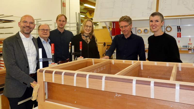 Beim Rundgang durch die Manufaktur Böwer (von links): WIGOS-Geschäftsführer Peter Vahrenkamp, Dr. Vitus Buntenkötter (Bürgermeister Neuenkirchen), Samtgemeindebürgermeister Christoph Trame, Landrätin Anna Kebschull sowie Stefan und Anja Böwer. Foto: Sandra Joachim-Meyer
