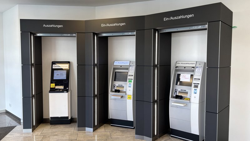 Zum Schutz von Bankautomaten hat Richter spezielle Sicherheitsrollladen entwickelt. Foto: Richter Möbelwerkstätten