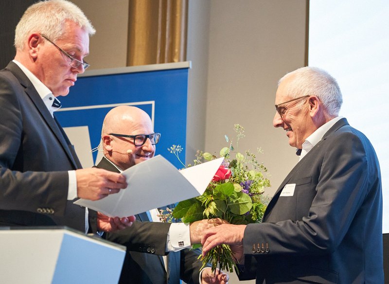 Jürgen Lanvers und Dr. Carsten Düerkop bedankten sich bei Ludger Berghaus für sein ehrenamtliches Engagement. Foto: VR-Bank Westmünsterland 