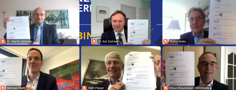 Die sechs Beteiligten während der Videokonferenz, als sie die Zertifikate in die Kamera zeigen.