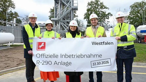 Freuen sich auf die Inbetriebnahme der R-290-Anlage (von links) : Tillmann Fuchs (Oberbürgermeister Stadt Münster), Dr. Meike Schäffler (Produktionsvorständin Westfalen), Gitta Connemann (Bundesmittelstandsbeauftragte), Andreas Bothe (Regierungspräsident des Regierungsbezirks Münster) und Jesko von Stechow (Finanzvorstand Westfalen). Foto: Westfalen AG & Co. KG, Münster