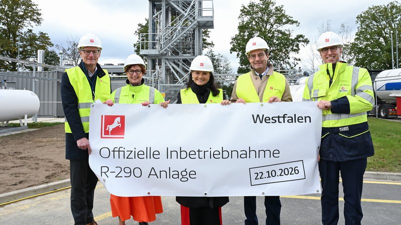 Freuen sich auf die Inbetriebnahme der R-290-Anlage (von links) : Tillmann Fuchs (Oberbürgermeister Stadt Münster), Dr. Meike Schäffler (Produktionsvorständin Westfalen), Gitta Connemann (Bundesmittelstandsbeauftragte), Andreas Bothe (Regierungspräsident des Regierungsbezirks Münster) und Jesko von Stechow (Finanzvorstand Westfalen). Foto: Westfalen AG & Co. KG, Münster