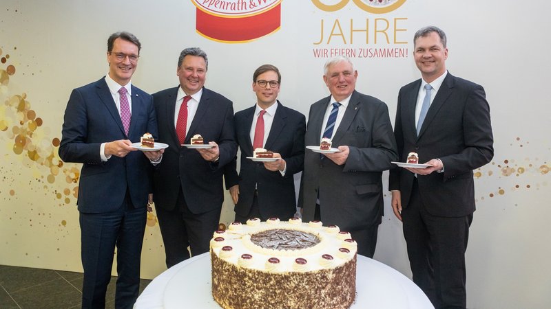 Bei der Jubiläumsfeier in Mettingen (von links): NRW-Ministerpräsident Hendrik Wüst, die Coppenrath & Wiese-Geschäftsführer Andreas Wallmeier und Kasper von Bockum, NRW-Arbeitsminister Karl-Josef Laumann und Dr. Alexander Edelmann, Mitglied der internationalen Geschäftsführung von Dr. Oetker. Foto: Coppenrath & Wiese