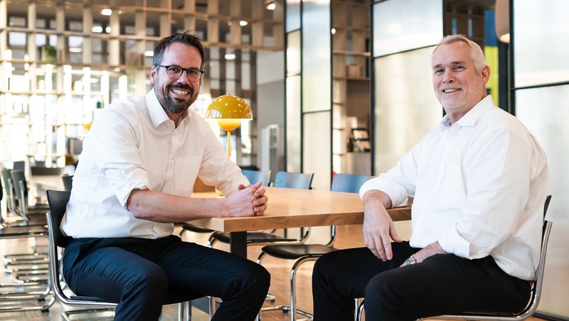 Blick auf einen Rekordumsatz für 2023 für Hengst: CEO Christopher Heine (links) und COO Howard Boyer. Foto: Hengst Filtration