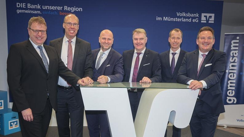 Der Vorstand der Volksbank im Münsterland: Ulrich Weßeler, Andreas Hartmann, Dietmar Dertwinkel, Jürgen Feistmann, Friedhelm Beuse und Thomas Jacoby (v.l., es fehlt Hubert Overesch). Foto: Schulte