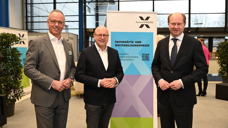 Landrat Dr. Olaf Gericke (rechts im Bild), Münsters Oberbürermeister Markus Lewe (Mitte) und Arbeitsagenturchef Joachim Fahnemann äußerten sich sehr zufrieden über die Fachkräfte- und Weiterbildungsmesse. Foto: Joachim Busch/gfw