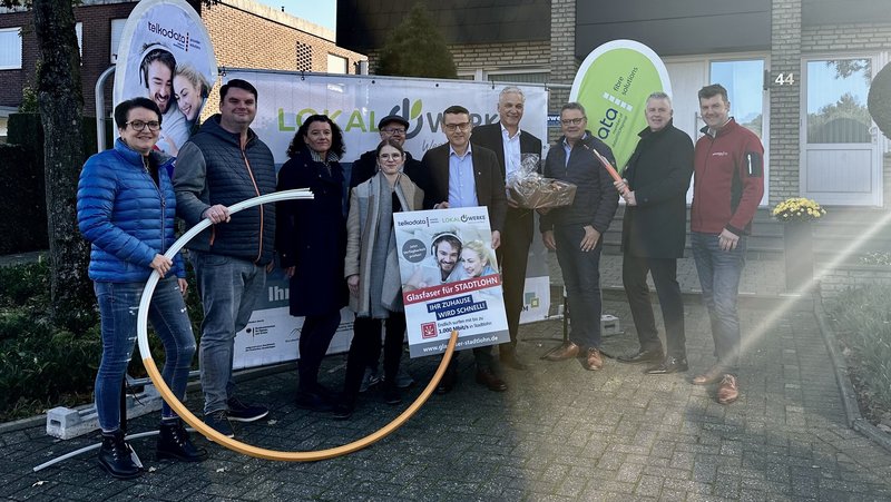 Freuen sich über den erreichten Meilenstein beim Glasfaserausbau in Stadtlohn (von links): Birgit Thesing (Stadt Stadtlohn), Hendrik Südhoff (LokalWerke), Sandra Overkamp (Bezirksregierung Münster), Katharina Klüber (Fördermittelberaterin ateneKom), Manuel Grot (dataVisiongroup), Berthold Dittmann (Bürgermeister Stadt Stadtlohn), Reinhold Laurich (Geschäftsführer dataVisiongroup), Matthias Geuking (Erster Glasfaserkunde), Thomas Spieß (Geschäftsführer LokalWerke), Jochen Wilms (dataVisiongroup). Foto: Essenz PR