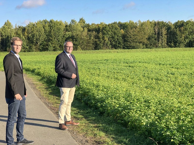 Lars Stöveken, Referent Wirtschaftsförderung der GFW (links), und GFW-Geschäftsführer Stefan Deimann am neuen Gewerbegebiet an der Gutenbergstraße