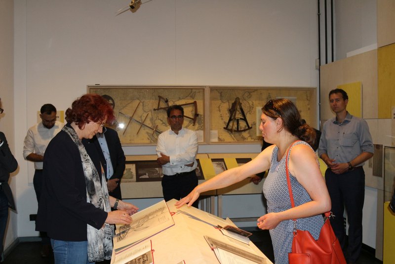 Sprachen über die Rolle Chinas und Indiens im Welthandel und informierten sich im Museum Industriekultur Osnabrück (MIK) über die Geschichte des weltweiten Austausches von Waren und Dienstleistungen: Die Mitglieder des IHK-Fachausschusses Außenwirtschaft. Foto: IHK