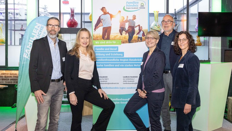 Das Familienbündnis Osnabrück hat jetzt 19 Unternehmen als familienfreundliche Arbeitgeber ausgezeichnet. Darüber freuen sich (von links): Peter Forkert (Vorsitzender Familienbündnis), Landrätin Anna Kebschull, Claudia Pieper und Thomas Solbrig (Moderation Podiumsdiskussion) sowie Andrea Schölzel (Stadt Osnabrück). Foto: Michaela Kellenberg