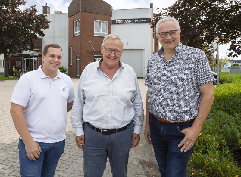 Freuen sich über die Staffelstabübergabe in der Geschäftsführung von Essmann’s Backstube (von links): Jonas Merod, Matthias Essmann und Klaus Große Besten. Foto: Julian Feller, Essmann