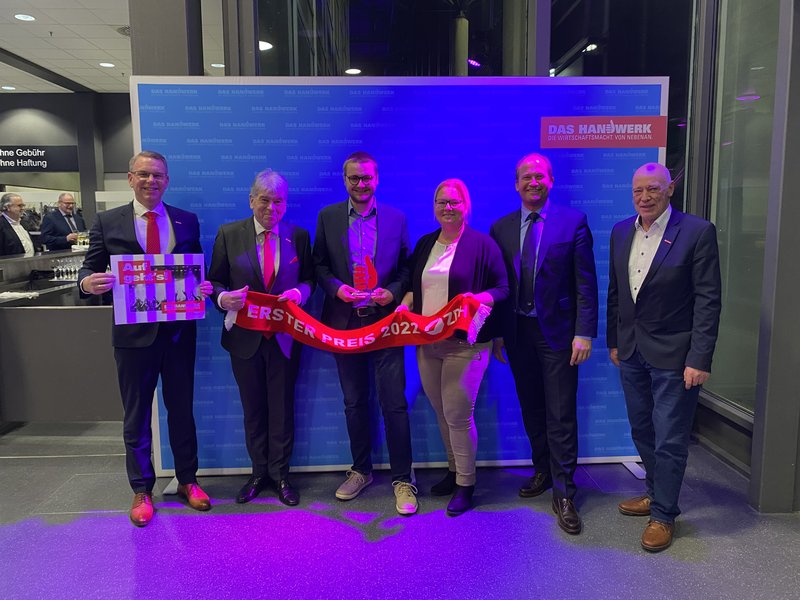 Frederik Maag (Dritter von links) Kammerpräsident Reiner Möhle (Zweiter von links) und Hauptgeschäftsführer Sven Ruschhaupt (links) sowie der Geschäftsleitung der Poggemann GmbH aus Bad Iburg, Sandra Poggemann und Rainer Poggemann (Zweiter von rechts). Foto: HWK