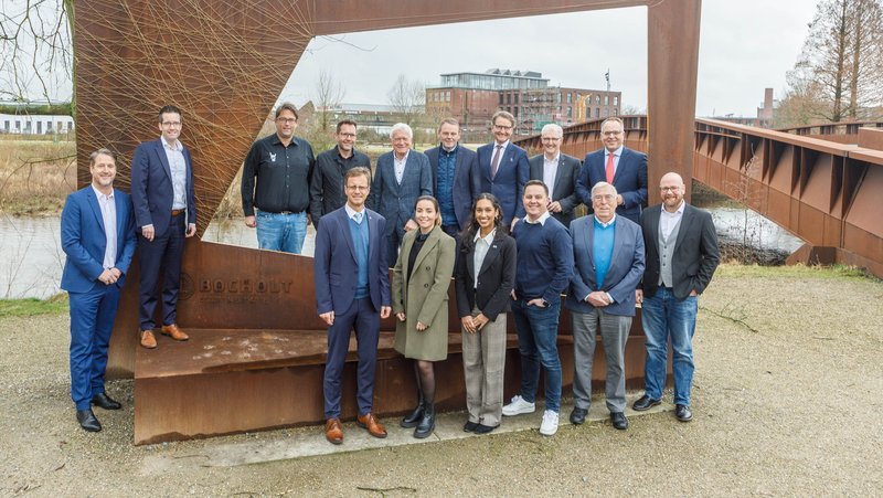 Bocholter Unternehmen trafen sich im Textilmuseum zum Gespräch über den Wirtschaftsstandort mit Bürgermeister Thomas Kerkhoff (hintere Reihe, rechts), IHK-Hauptgeschäftsführer Dr. Fritz Jaeckel (hintere Reihe, 4. von rechts) und IHK-Standortleiter Sven Wolf (2. von links). Foto: Betz/IHK Nord Westfalen 