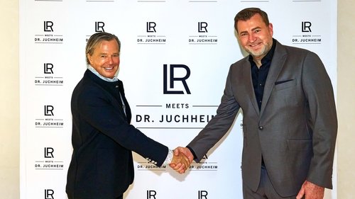 Haben eine strategische Partnerschaft beschlossen: Dr. med. Jürgen Juchheim (links) und Jörg Körfer, Vorstandsvorsitzender der LR Gruppe. Foto: LR