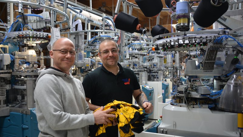Foto: Ohne Deutschkenntnisse kam Dejan Matkovic (rechts) zu Strumpf Dirks. Heute spricht er die Sprache fließend und ist Produktionsleiter im Unternehmen von Dietmar Dirks. Foto: wfc/Sabrina Becker