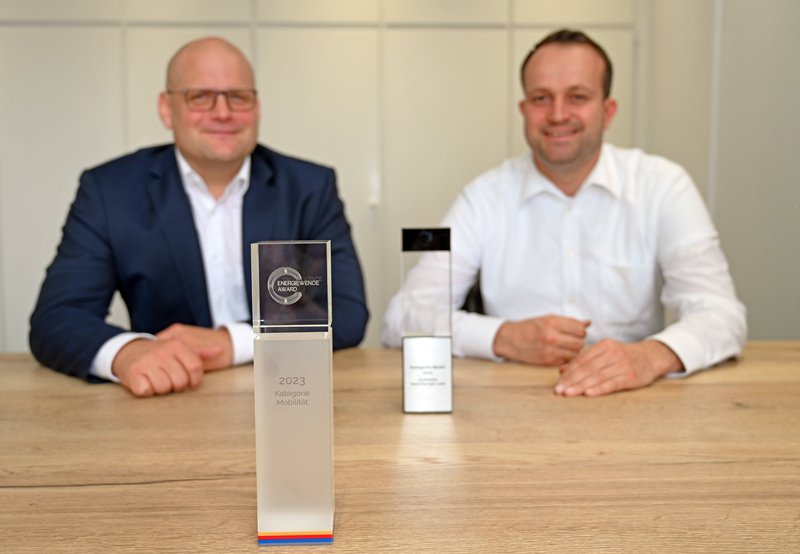 SWTE-Geschäftsführer Tobias Koch (links) und Abteilungsleiter Daniel Georg freuen sich über die erneute Auszeichnung. Mit dem Energiewende-Award. Foto: Stadtwerke Tecklenburger Land