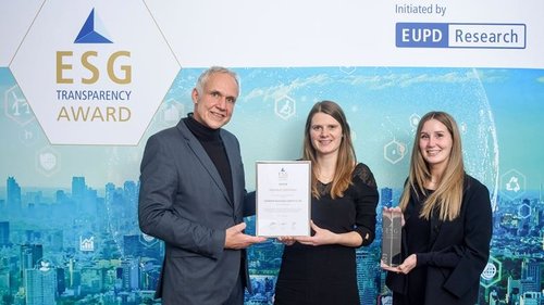 Jens Mürke, EUPD Research, mit Isabell Aßmann und Dr. Julia Koch (c.l.) mit dem Transparency Award. Foto: EUPD Research