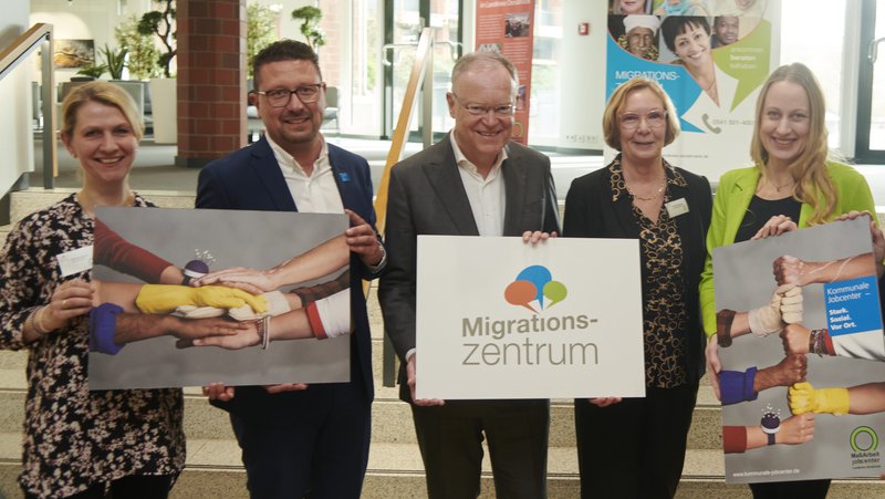 Niedersachsens Ministerpräsident Stephan Weil (Mitte) informierte sich bei seinem Besuch im Migrationszentrum der MaßArbeit über die Integrationsarbeit im Landkreis Osnabrück bei (von links) Nadine Nuxoll (Bereichsleiterin Migration der MaßArbeit), Lars Hellmers (Maß-Arbeit-Vorstand), Andrea Börgeling (Leiterin des Migrationszentrums) und Landrätin Anna Kebschull. Foto: Uwe Lewandowski 