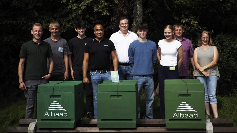 Starteten im Ochtruper Waldstück das „Albaad Forest Project“ (von links): Imker Joel Naber, Justus Schäfer, Sam Berens (beide Auszubildende Albaad), André Busert (Kommunikationsmanager Albaad), Wolfgang Tenbusch (Präsident Albaad Europa), Moritz Maaßen, Dana Wolters (Auszubildende Albaad) sowie Udo und Stefanie Feldhues (Waldeigentümer). Foto: Albaad Deutschland GmbH