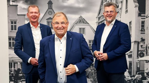 Thomas Schmidt (Mitte) mit den beiden Regionaldirektoren Peter Könekamp (links) und Peter Schmidt (rechts). Foto: Volksbank im Münsterland