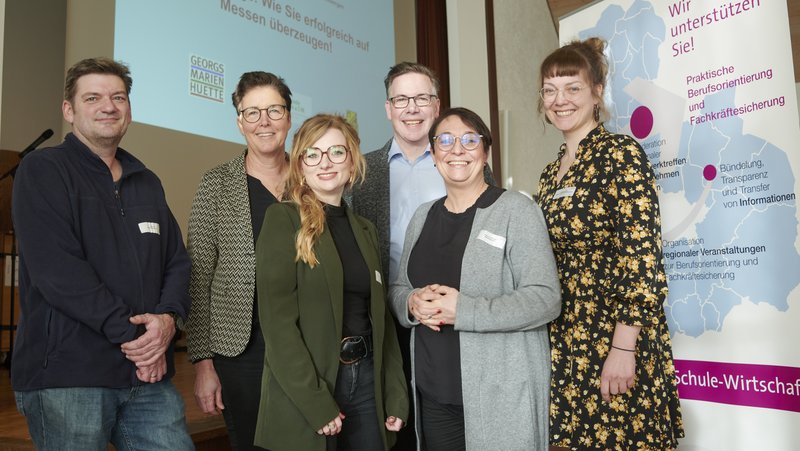Setzen sich gemeinsam für die erfolgreiche Gewinnung von Azubis ein (von links): Jan Cordes (Berufsorientierungsbeauftragter OBS Hagen), Hagens Bürgermeisterin Christine Möller, Annika Schütte (Servicestelle Schule-Wirtschaft), Referent Oliver Schumacher, Susanne Steininger (Bereichsleiterin MaßArbeit) und Annika Berelsmann (Wirtschaftsförderung Hagen). Foto: Uwe Lewandowski/MaßArbeit