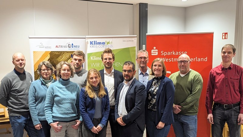 Die Projektpartner von Kreis Coesfeld, Stadt Dülmen, Kreishandwerkerschaft und Sparkasse Westmünsterland freuen sich über erfolgreichen Projektauftakt des Gemeinschaftsprojektes „Energie im Quartier“ in Dülmen-Buldern. Foto: Kira Funcke, Kreis Coesfeld