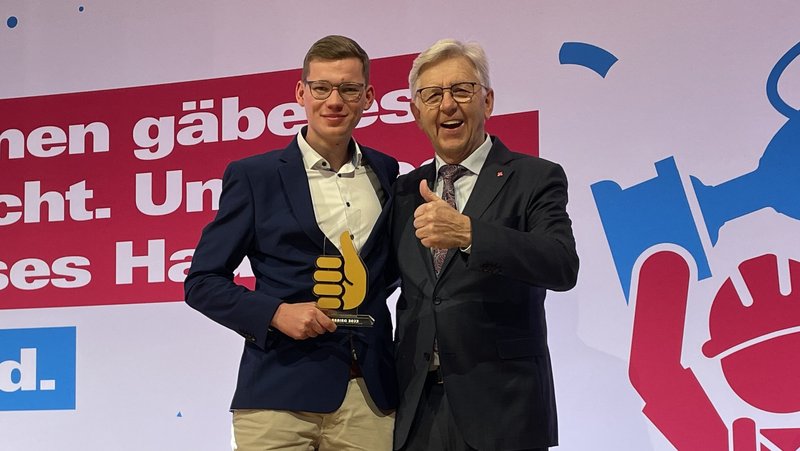 Mit dem Bundessieger Lukas Lödding aus Dülmen (links) freute sich HWK-Präsident Hans Hund bei der Abschlussfeier der Deutschen Meisterschaft in Berlin über die Auszeichnung. Foto: HWK 