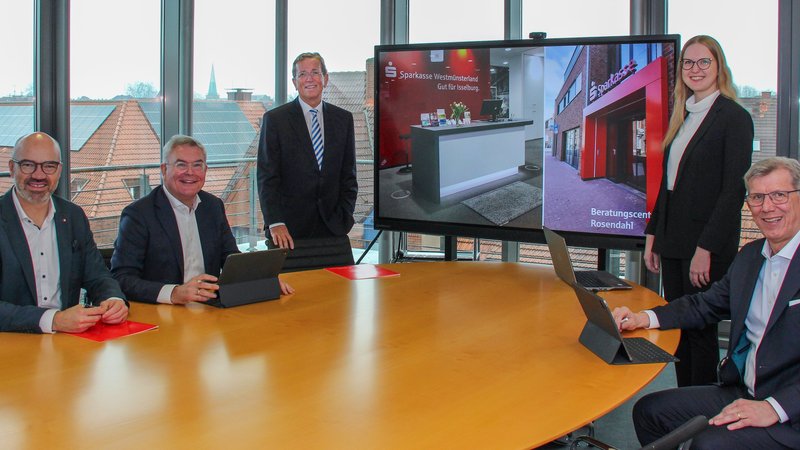 Zogen Bilanz für das Geschäftsjahr 2023 der Sparkasse Westmünsterland ( von links): Heiko Hüntemann (stellvertretendes Vorstandsmitglied), Jürgen Büngeler (Vorstand), Heinrich-Georg Krumme (Vorstandsvorsitzender), Sandra Fingerhut (Leiterin Direktfilialteam) und Norbert Hypki (Vorstand). Foto: Sparkasse Westmünsterland