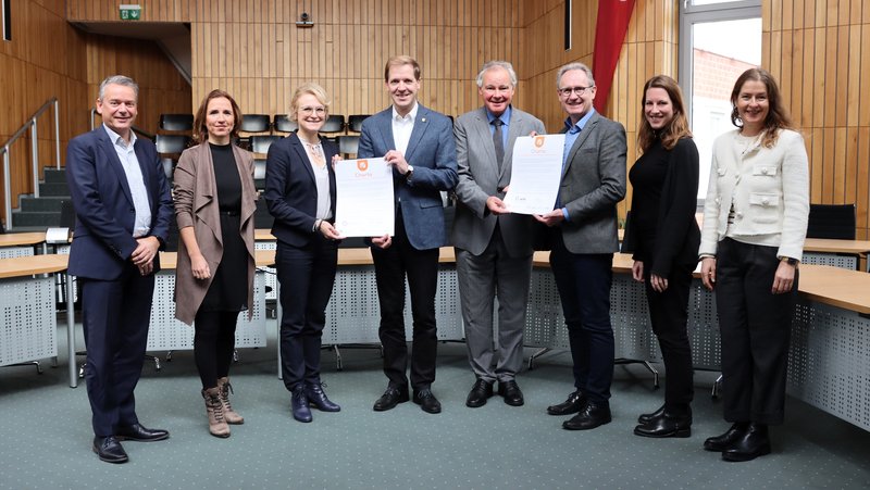 Übergabe der Charta zur Vereinbarkeit von Beruf und Pflege an den Kreis Coesfeld und die wfc Wirtschaftsförderung Kreis Coesfeld im Großen Sitzungssaal. Foto: Kreis Coesfeld