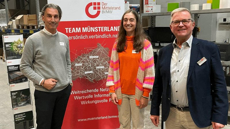 Thomas Heuser und Tochter Kim Heuser von herotec GmbH und Herbert Eick (v.l.), BVMW-Beauftragter für den Kreis Warendorf, freuten sich über den hohen Anklang bei der Diskussionsrunde. Foto: BVMW Team Münsterland