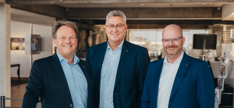 Der Vorstand von Hellmann Worldwide Logistics zog Bilanz für 2022 (von links): Reiner Heiken (CEO), Jens Wollesen (COO) und Martin Eberle (CFO). Foto: Hellmann