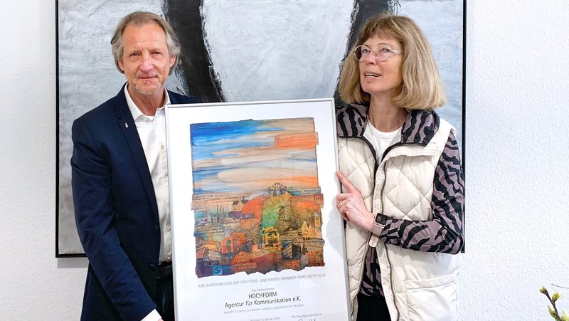Zum 25. Bestehen überreichte Dorothe Hünting-Boll (IHK-Regionalbeauftragte) eine Urkunde an Hochform-Gründer und Inhaber Ernst K. Schwarz. Foto: Hochform