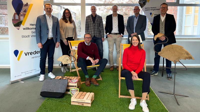 Freuen sich über die Zusammenarbeit im Rahmen der Premium-Sponsorings (stehend von links): Bürgermeister Dr. Tom Tenostendarp, Mariella Bohlmeier (Matthews), Stefan Willing (Mitsubishi Chemical Group), Markus Pennekamp (Matthews), Frank Brauckmann (Papierfabrik) und Jörg Lenhard (Citymanager); (sitzend von links) Michael Terhörst (Stadtmarketing) und Sandra Kneifel (Mitsubishi Chemical Group) Foto: Stadt Vreden
