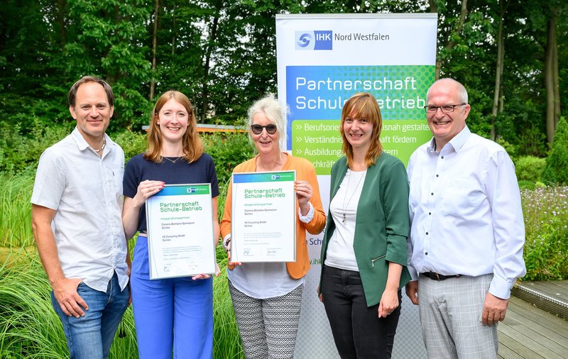 Das Clemens-Brentano-Gymnasium und die HK Consulting GmbH in Dülmen haben eine Kooperation im IHK-Projekt „Partnerschaft Schule-Betrieb“ vereinbart (von links): Studien- und Berufswahlkoordinator Matthias Rösler, Personalreferentin Valerie Reinermann, Schulleiterin Maike Verwey, IHK-Projektmitarbeiterin Melanie Vennemann sowie Johannes Kettelake, Geschäftsführender Gesellschafter bei HK Consulting. Foto: Möller/IHK Nord Westfalen