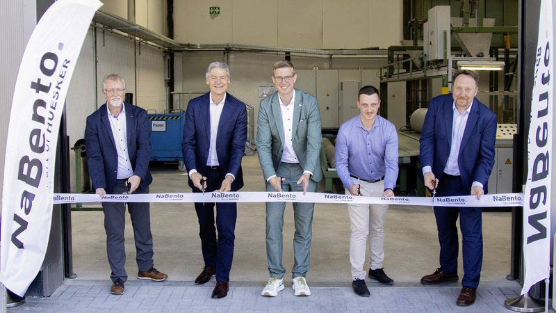 Bei der Eröffnung der neuen Produktionsstätte von NaBento, einer Tochterfirma von Huesker Synthetic, in Dülmen (von links): Heinz-Georg Richels (Technischer Leiter Huesker), Dr. Friedrich-Hans Grandin (CEO Huesker), Bürgermeister Carsten Hövekamp, Nico Seidel (Werksleiter NaBento) und Sven Schröer (CSO Huesker). Foto: Huesker Synthetic GmbH