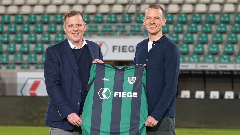 Fiege-Vorstand Martin Rademaker (links) und Preußen-Geschäftsführer Ole Kittner verlängern ihre Zusammenarbeit. Foto: SC Preußen Münster