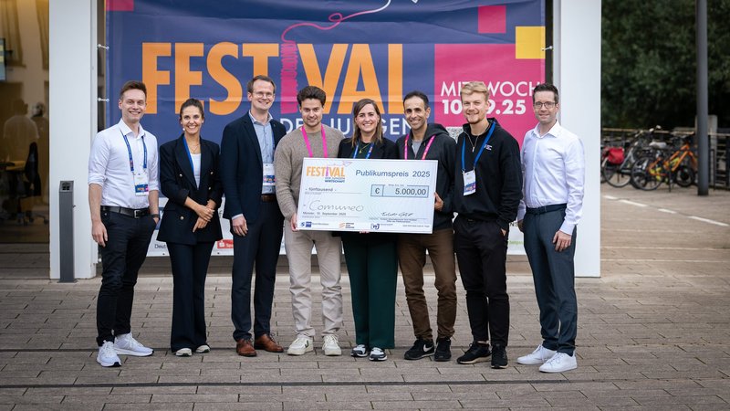 Beim Festival der jungen Wirtschaft (von links): Frederik Neuhaus (clockin), Moderatorin Rena Ronge, Tobias Elbert (Wirtschaftsjunioren), Alexander Günnewig, Silke Sommer und Guy Malachi (alle comuneo), Sandro de Vries (Venture Club Münster) und Sven Wolf (IHK Nord Westfalen). Foto: Mohn /IHK Nord Westfalen
