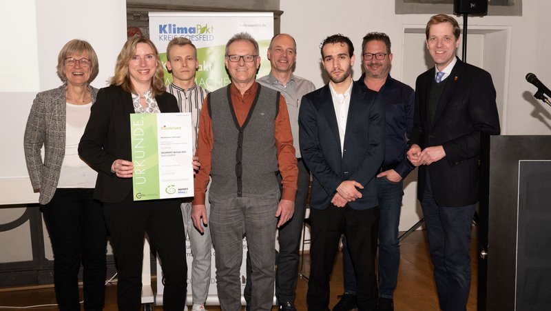 Landrat Dr. Christian Schulze Pellengahr (rechts) übergibt gemeinsam mit Marlies Dieckmann (links), stellvertretende Abteilungsleiterin im Ministerium für Umwelt, Landwirtschaft, Natur- und Verbraucherschutz des Landes Nordrhein-Westfalen, die Auszeichnung zum Ökoprofit-Betrieb 2023 an die Münsterland J. Lülf GmbH. Foto: Kreis Coesfeld