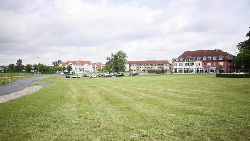 Mitten im Ortskern liegt seit Jahren eine Grünfläche brach. Jetzt steht allerdings eine konkrete Planung in den Startlöchern. Foto: Carsten Schulte