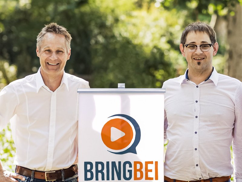 Die Unternehmer Jörg (links) und Andre Hemker haben eine vielsprachige Lernplattform entwickelt.