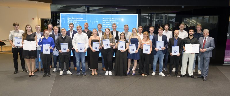 Die Kammersieger und Kammersiegerinnen wurden im Osnabrücker Autohaus Beresa geehrt. Foto: HWK