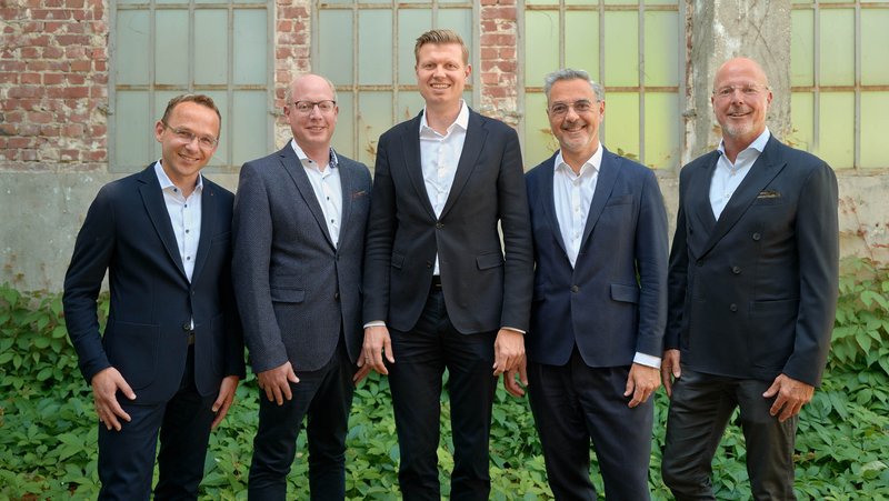Sven Holtermann, ehemaliger Geschäftsführer der Herbrand Gruppe (rechts) mit der neu aufgestellten Geschäftsführung (von links): Georg Jeuken, Michael Haglage, Daniel Hennig und Richard Lacek-Herbrand. Foto: Herbrand Gruppe