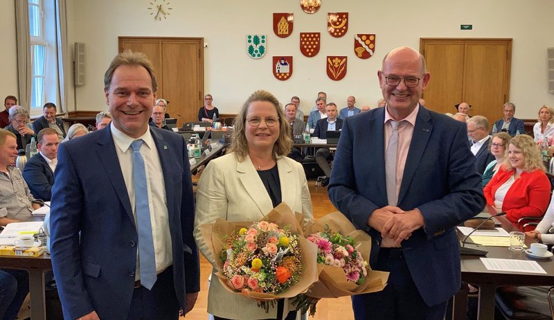 Landrat Uwe Fietzek (rechts) und Kreistagsvorsitzender Andre Mülstegen gratulieren Sandra Cichon zur Wahl zur neuen Ersten Kreisrätin des Landkreises Grafschaft Bentheim. Foto: Landkreis Grafschaft Bentheim